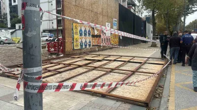 Kadıköy’de bir şantiyenin dış koruma kaplaması 2 vatandaşın üzerine devrildi.
