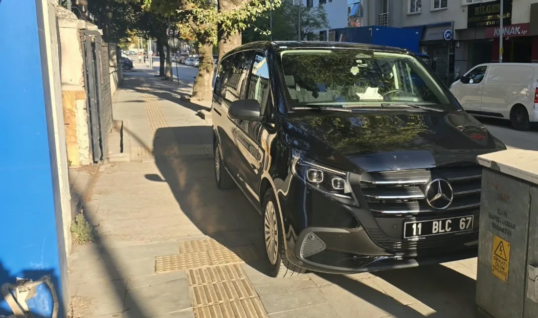Bilecik’te resmi plakalı ticari aracın kaldırım üzerine park etmesi tepkilere
