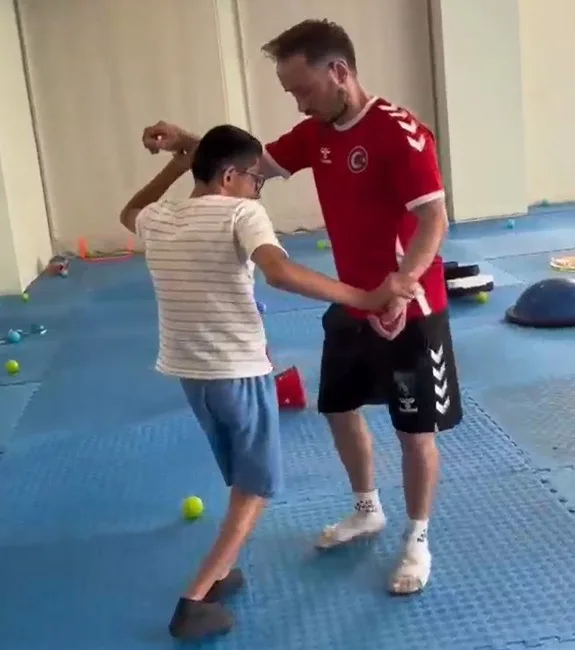 Körfez’de özel sporcuların eğitimlerinde ortaya çıkan neşeli görüntüler, sporun engelleri