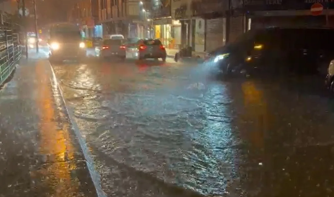 Küçükçekmece’de sağanak yağış nedeniyle yollar göle döndü, rögarlar taştı. Meteoroloji