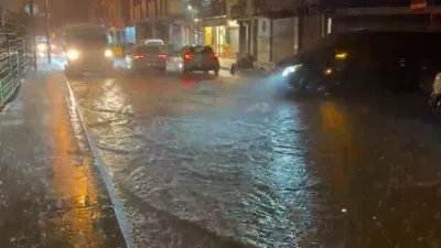 Küçükçekmece’de sağanak yağış nedeniyle yollar göle döndü, rögarlar taştı. Meteoroloji