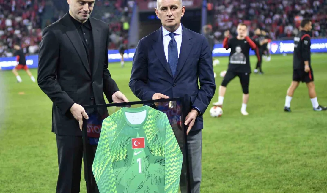 Milli takım kariyerini noktalayan Fenerbahçeli kaleci Mert Günok’a, Fransa-Türkiye milli