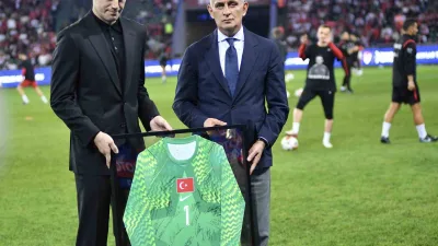 Milli takım kariyerini noktalayan Fenerbahçeli kaleci Mert Günok’a, Fransa-Türkiye milli