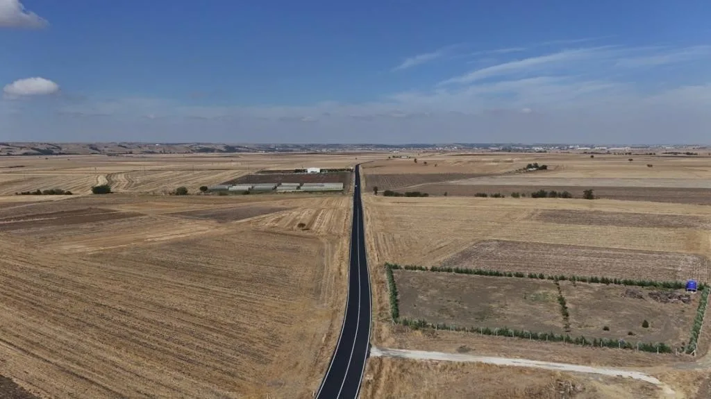 Tekirdağ Büyükşehir Belediyesi tarafından Muratlı ilçesinde yürütülen yol yapım ve
