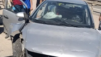 Bursa’nın Orhangazi ilçesinde kontrolden çıkan otomobil, savrularak bariyerleri aştı ve