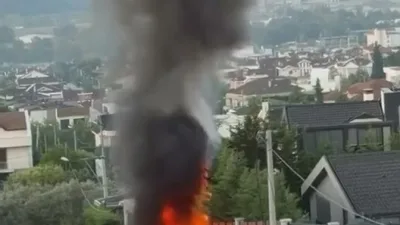 Bursa’da park halindeki araç henüz bilinmeyen bir sebeple alev aldı.