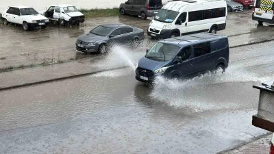 Sakarya’da etkisini gösteren kuvvetli sağanak yağış, yollarda su birikintilerine sebep