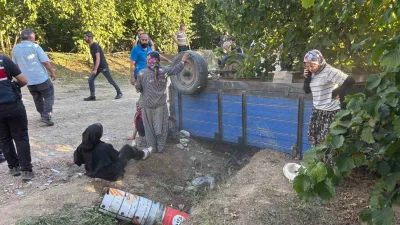 Sakarya’nın Hendek ilçesinde fındık işçilerini taşıyan traktörün devrilmesi sonucu 18