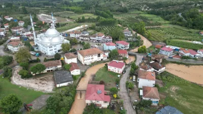 Sakarya’nın Karasu ilçesinde kuvvetli sağanak yağış sonrası baraj sularının taşmasıyla