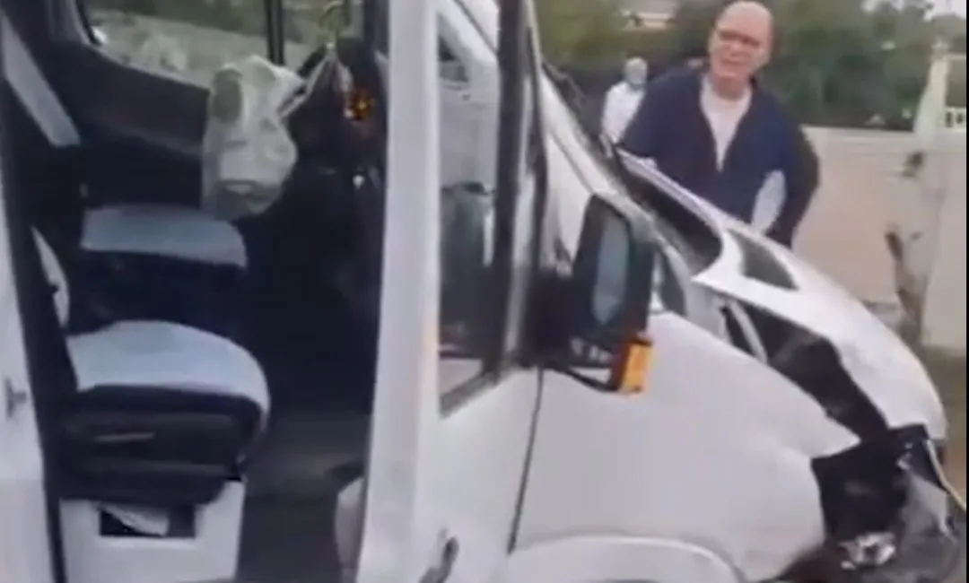 İstanbul Sarıyer’de okul servisi, sürücüsünün direksiyon hakimiyetini kaybetmesi sonucu duvara