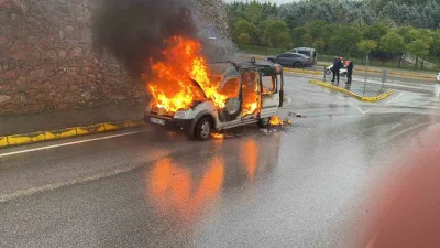Kocaeli’nin Körfez ilçesinde seyir halindeyken alevlere teslim olan hafif ticari