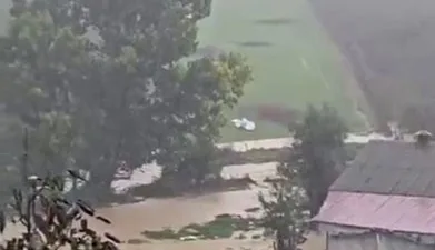 Sakarya’nın Kaynarca ilçesinde etkili olan sağanak yağış, bazı bölgelerde sele