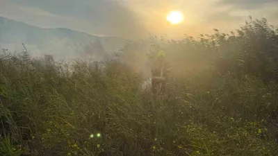 Balıkesir’in Sındırgı ilçesinde otluk alanda çıkan yangın, itfaiye ve orman