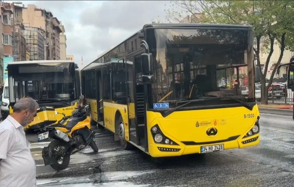 İstanbul Şişhane’de bir İETT otobüsü, durağa yanaşan başka bir İETT