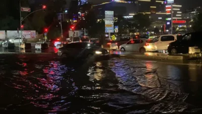 İstanbul’da sağanak yağış sonrası Sultangazi Lütfi Aykaç Bulvarı’nda yol göle