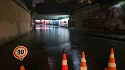 Meteoroloji Genel Müdürlüğünün uyarılarının ardından beklenen sağanak Beyoğlu’nda bir anda