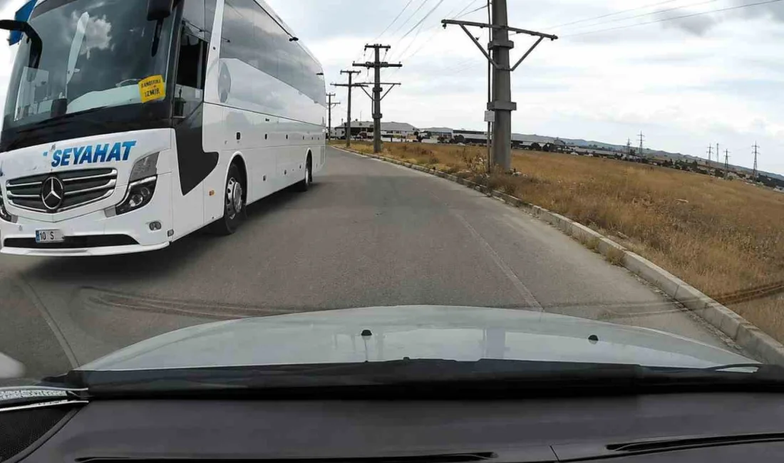 Bandırma’da bir vatandaşın araç kamerasına yansıyan görüntülerde, şehirlerarası yolcu otobüsünün