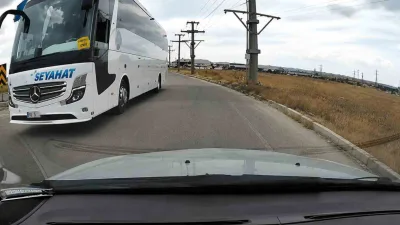 Bandırma’da bir vatandaşın araç kamerasına yansıyan görüntülerde, şehirlerarası yolcu otobüsünün