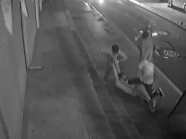 Zeytinburnu’nda iddiaya göre alacak meselesi nedeniyle abisiyle tartışan şahıs, yeğenleri