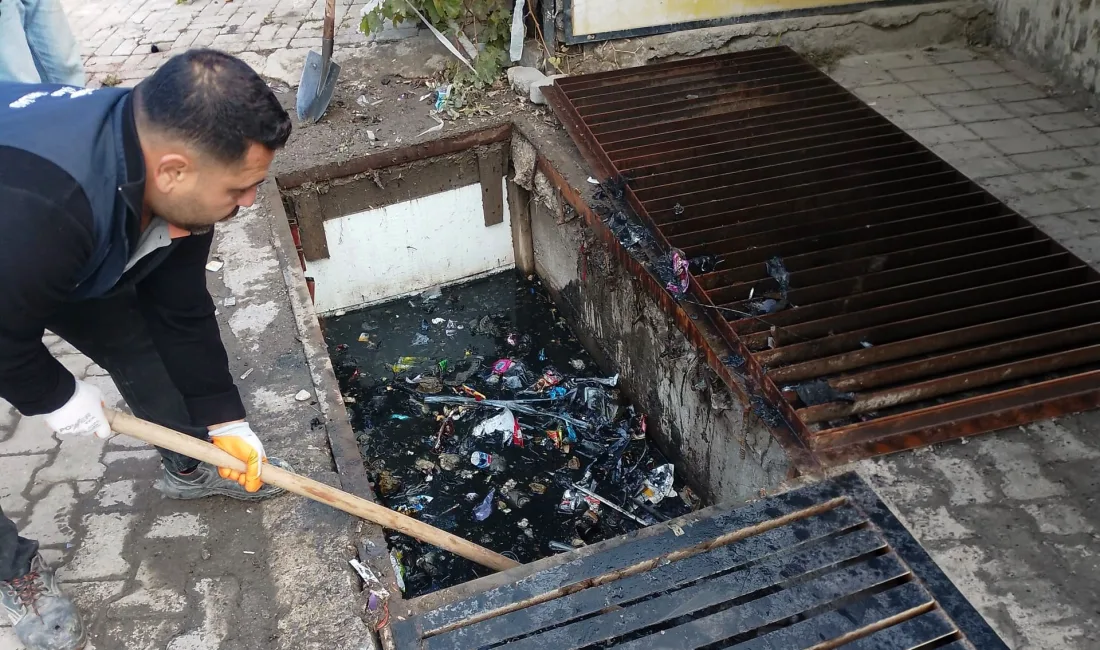 Burhaniye Belediyesi Temizlik İşleri Müdürlüğü ekipleri, ilçe genelinde rutin temizlik