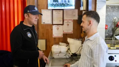 Burhaniye Belediyesi Zabıta Müdürlüğü ekipleri, ilçe genelindeki esnafa yönelik ruhsat