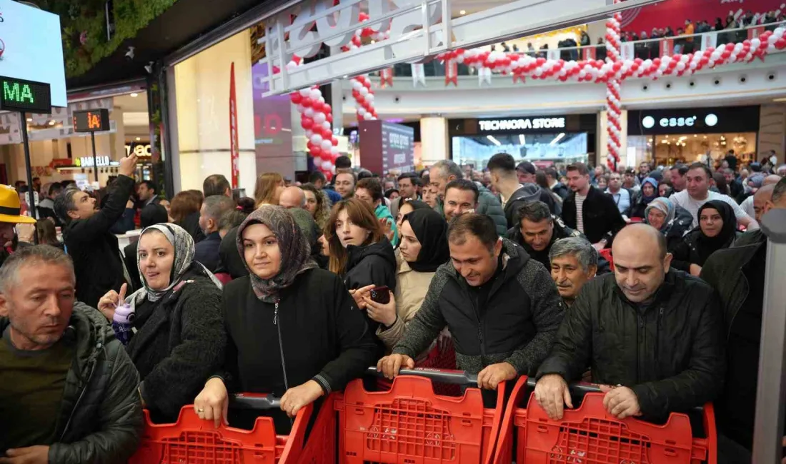 Ataşehir’de bir marketin açılışı dolayısıyla yapılan indirimden faydalanmak isteyen vatandaşlar,