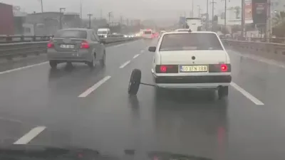 Kocaeli D-100 Karayolu’nda seyir halindeki otomobilin aks demiri kırılırken, arka