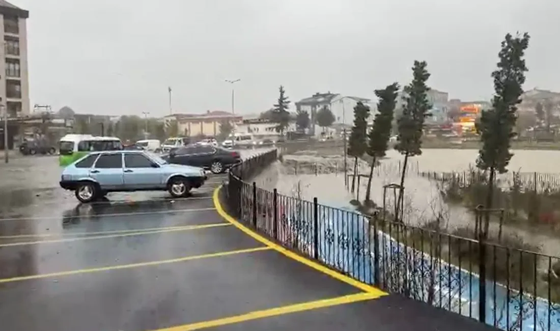 Arnavutköy’de bulunan Alibey Deresi yağmur nedeniyle taşarken, dolmuş yolda mahsur