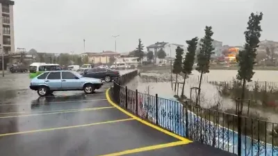 Arnavutköy’de bulunan Alibey Deresi yağmur nedeniyle taşarken, dolmuş yolda mahsur