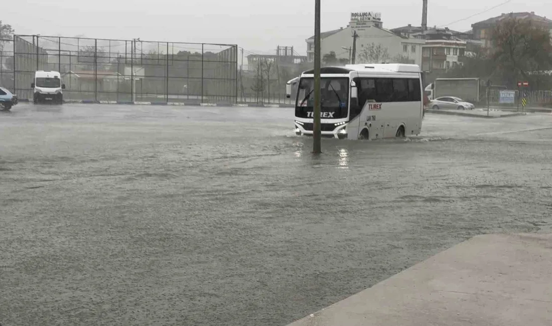 Arnavutköy’de bulunan Alibey Deresi, yağmur nedeniyle taştı. Yollar su altında