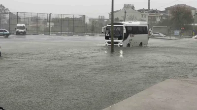 Arnavutköy’de bulunan Alibey Deresi, yağmur nedeniyle taştı. Yollar su altında