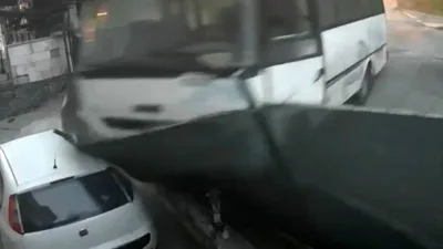 Arnavutköy’de park halindeki midibüsünden gelen sesi kontrol etmek için aşağı