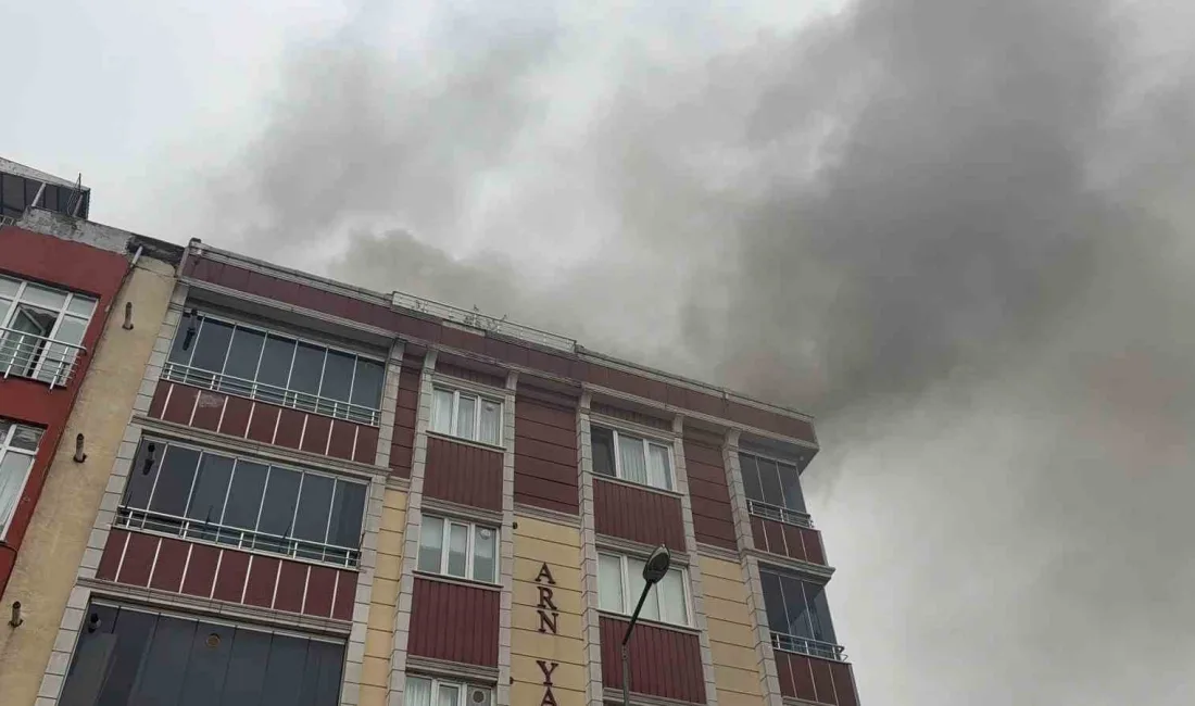 Arnavutköy’de 5 katlı bir binanın çatı katında çıkan yangın, rüzgarın