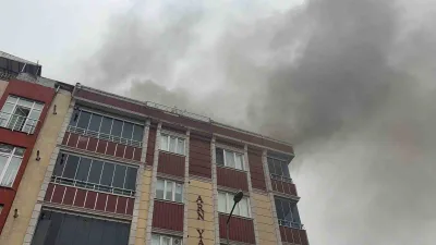 Arnavutköy’de 5 katlı bir binanın çatı katında çıkan yangın, rüzgarın