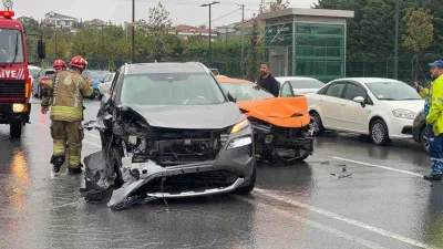 İstanbul’da etkili olan şiddetli sağanak yağış sırasında Arnavutköy’de iki ticari