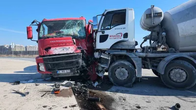 Avcılar’da kavşağa hızlı giren beton mikseri, dönüş manevrasını alamayınca bir