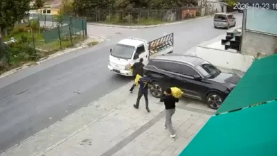 İstanbul Avcılar’da plakasız kamyonetle gelen 3 kişi, market önündeki 200
