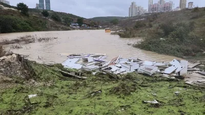 İstanbul’un Avcılar ilçesinde etkili olan yoğun yağışın ardından park halindeki