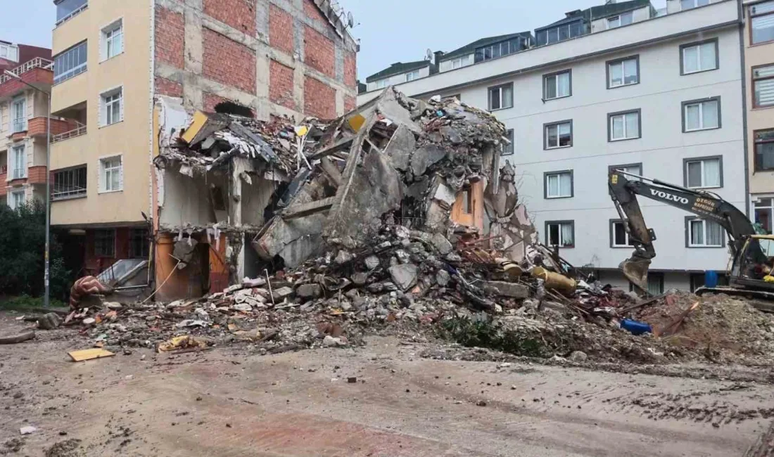 İstanbul Avcılar’da kentsel dönüşüm kapsamında yıkımı yapılan 4 katlı bina,