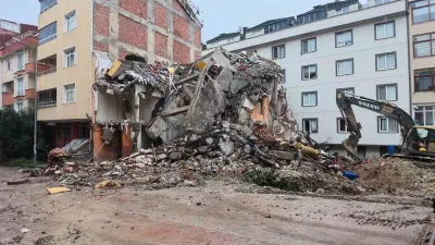 İstanbul Avcılar’da kentsel dönüşüm kapsamında yıkımı yapılan 4 katlı bina,