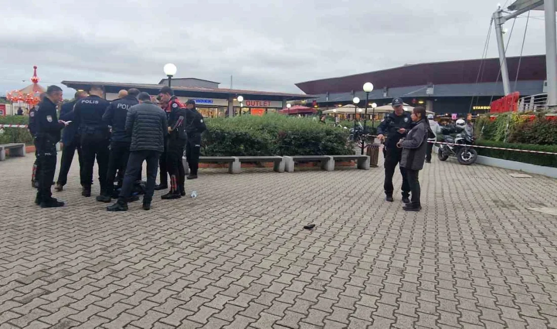 Kocaeli’nin İzmit ilçesinde bir AVM’de şahıs kendi silahından çıkan kurşunla