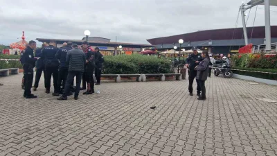 Kocaeli’nin İzmit ilçesinde bir AVM’de şahıs kendi silahından çıkan kurşunla