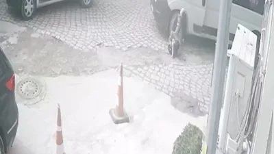 Çanakkale’nin Gelibolu ilçesinde minibüs, yolda yürüyen bir kişiye çarptı. Ayağı