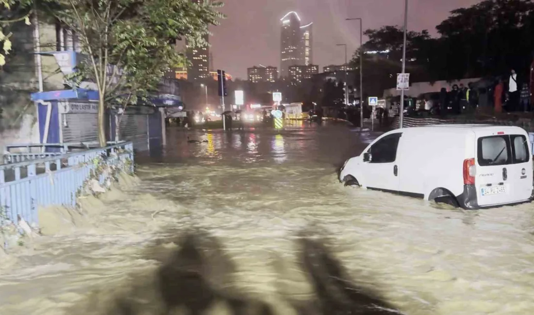 Sarıyer Ayazağa’da şiddetli yağışın ardından cadde üzerindeki iş yerlerini su