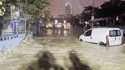 Sarıyer Ayazağa’da şiddetli yağışın ardından cadde üzerindeki iş yerlerini su