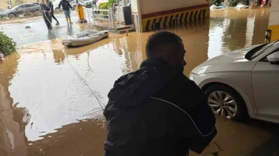 Ayazağa’da şiddetli yağış nedeniyle bir site otoparkında mahsur kalan vatandaşlar,