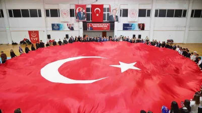 Ayvalık’ta yağmura rağmen salonlara sığmayan katılım, Cumhuriyet’in 103’üncü yılında kentte