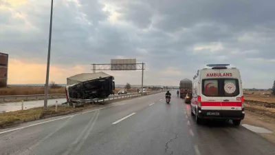 Kırklareli’nin Babaeski ilçesinde yağış nedeniyle kayganlaşan yolda bariyerlere çarpıp devrilen