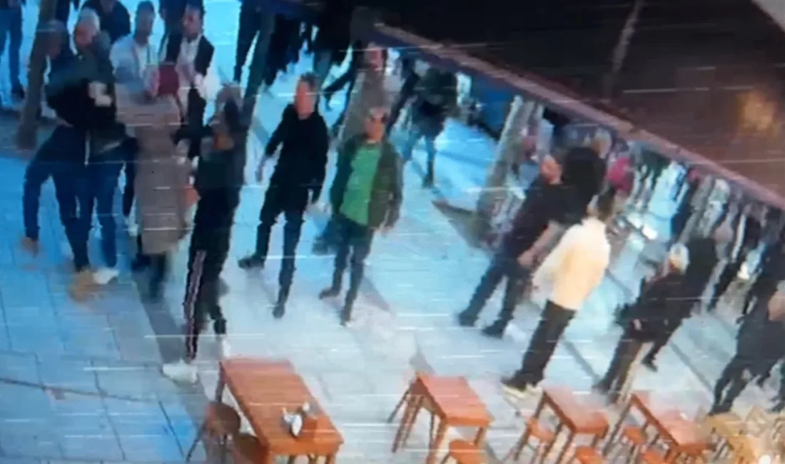 Sakarya’nın Adapazarı ilçesinde babasıyla birlikte yürüyen genç kız, daha önceden