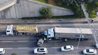 İstanbul Bağcılar TEM Otoyolu’nda hafriyat kamyonu, tır ve 3 aracın